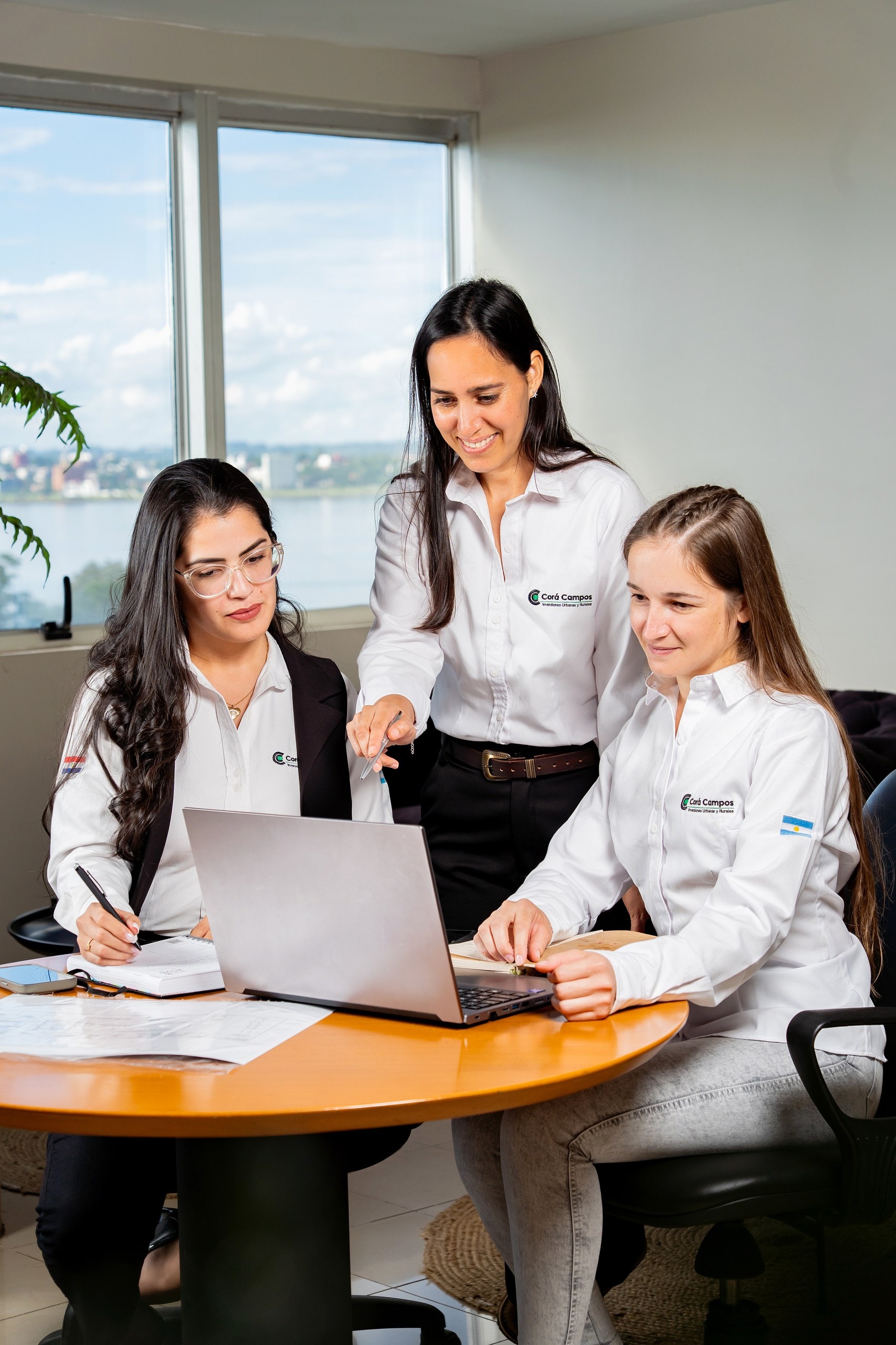 Equipo de Corá Campos trabajando